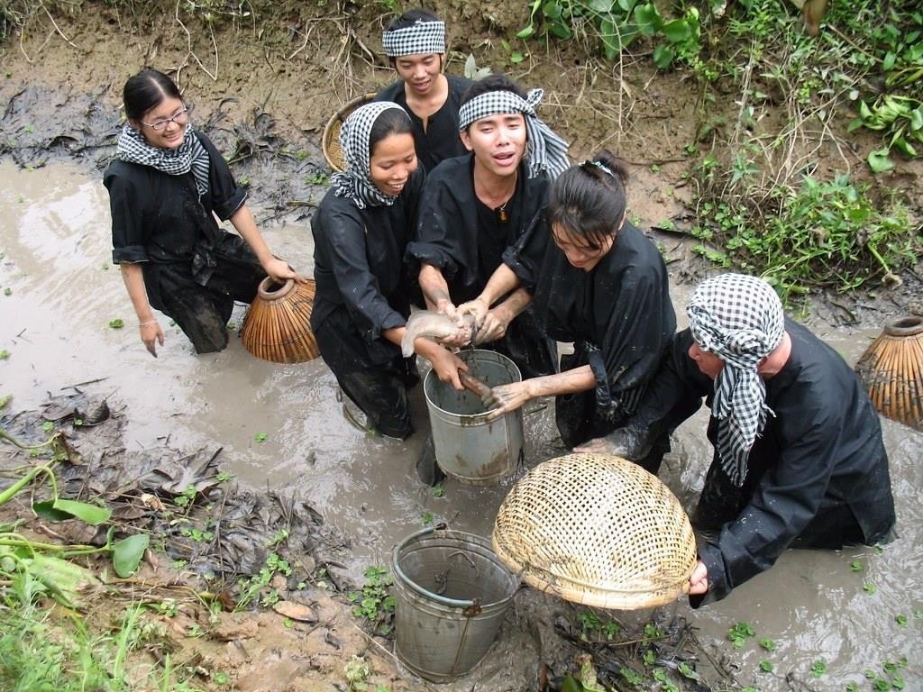 VỀ MIỀN TÂY “HÓA” NÔNG DÂN VỚI TRẢI NGHIỆM TÁT MƯƠNG BẮT CÁ